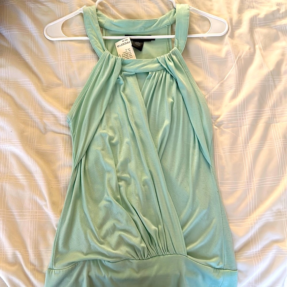 Beautiful, crossover top.